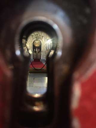 Prin gaura cheii privesc biserica Izvorul Tamaduirii